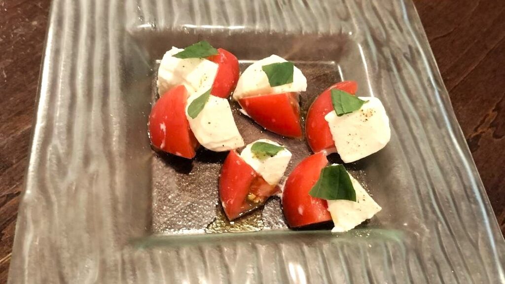 北海道産モッツァレラのカプレーゼ（990円）