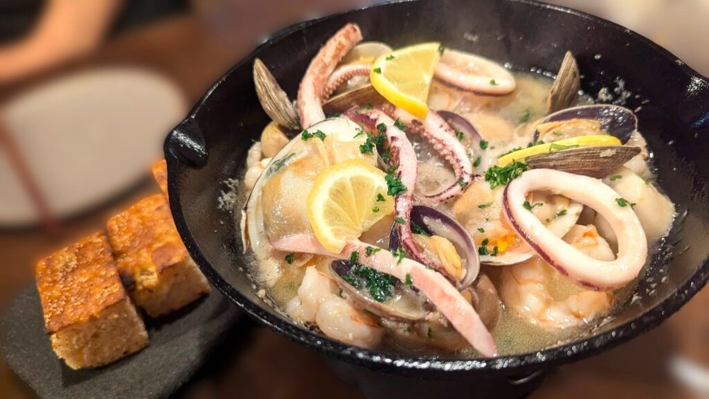 札幌アゴーラ人気メニュー、アヒージョ6種盛り合わせ（3人前 3,080円）