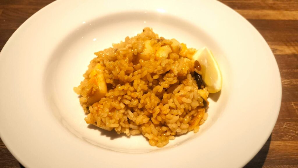 ボケリア名物、魚介の旨味が凝縮された本格パエリア