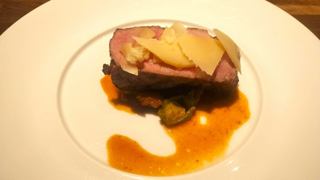 札幌ボケリアのメイン、豚肉のローストとチーズのアクセント