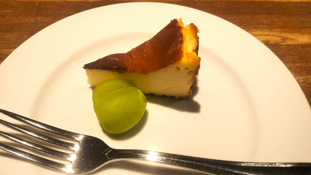 濃厚なバスクチーズケーキ シャインマスカットと共に