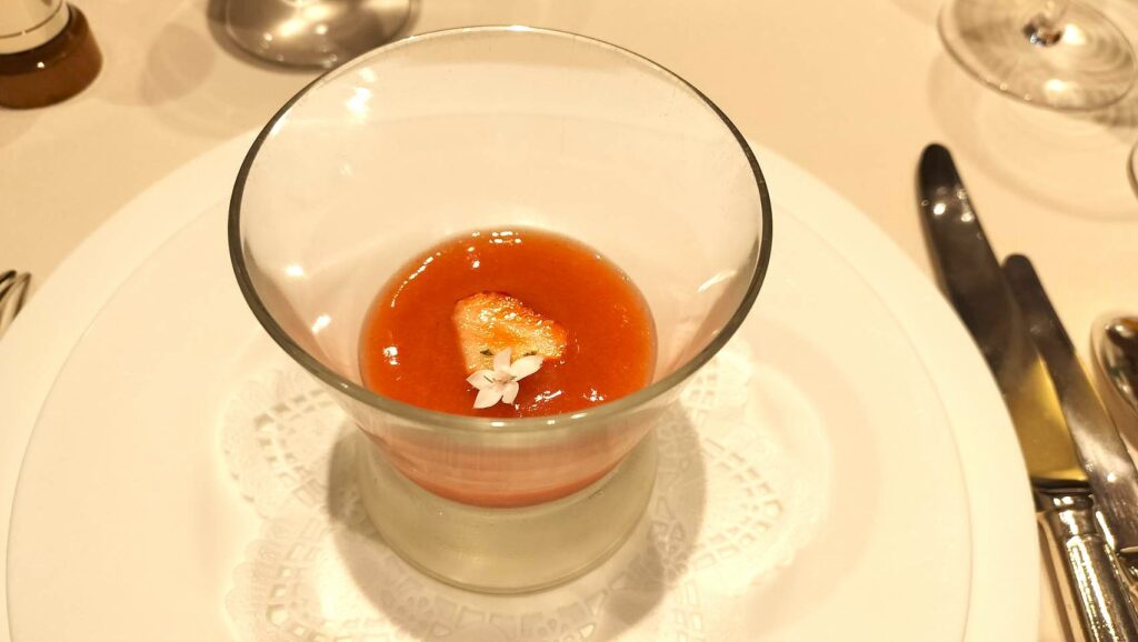 甘海老のタルタルといちごのガスパチョ（コートドールのランチ前菜）