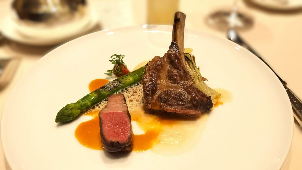 仔羊背肉のローストとその白ワイン煮込み