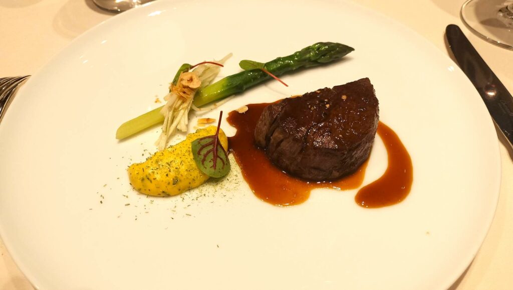 道産牛フィレ肉のロースト グリーンアスパラガスのソテーとベアルネーズソース