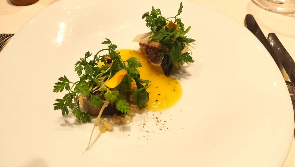 初鰹の魚醤マリネ ゴールデンキウイと発酵パプリカのピュレ