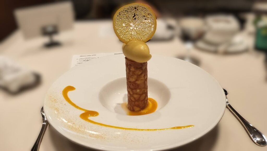 オレンジのクルスティヤン　パッションフルーツのシャーベット添え