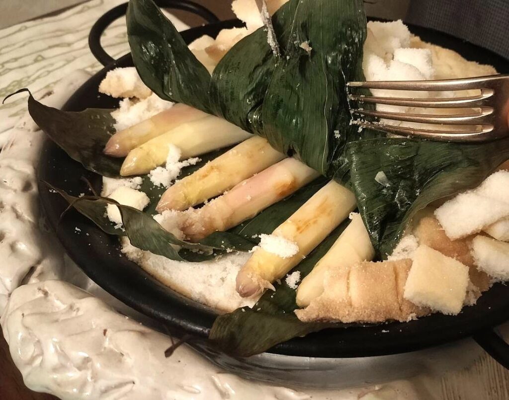 笹で包んだホワイトアスパラガスの塩釜焼き