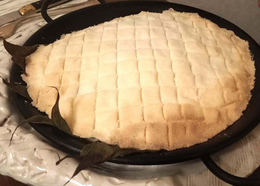 笹で包んだホワイトアスパラガスの塩釜焼き