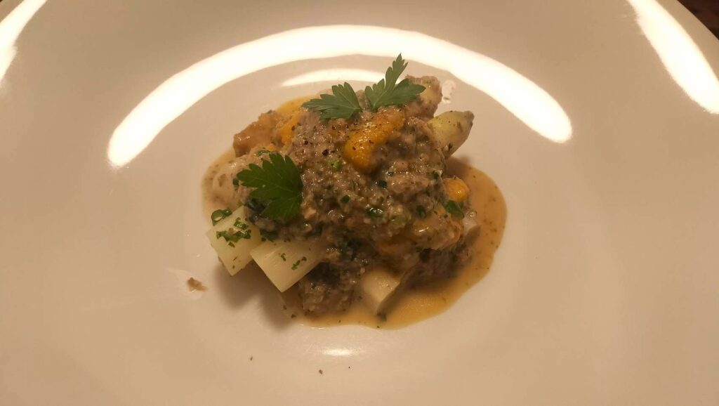 茹で上げのホワイトアスパラガスとウニとマッシュルームのクリームソース