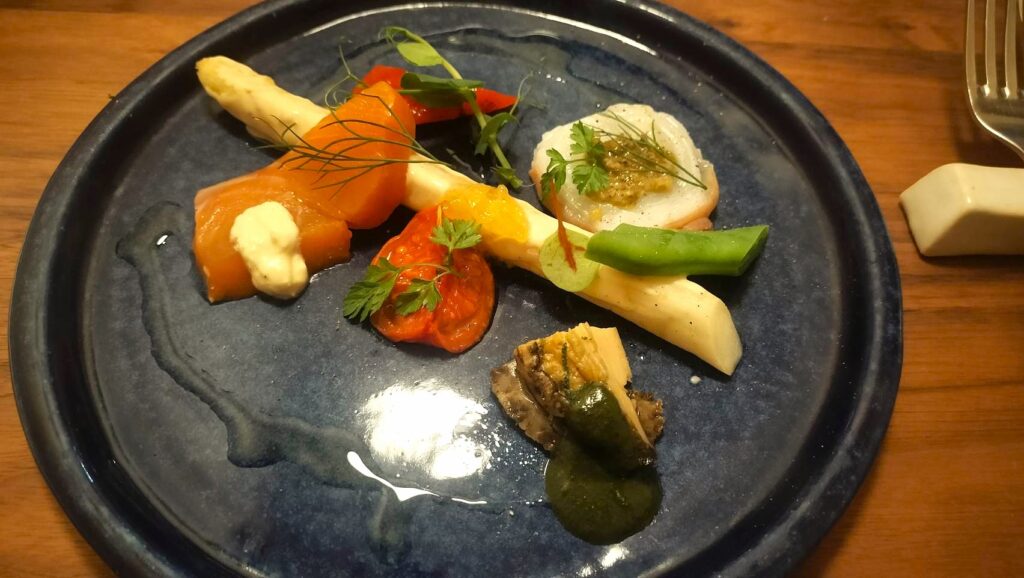 ホワイトアスパラガスとトキシラズとタコとエゾアワビのサラダ