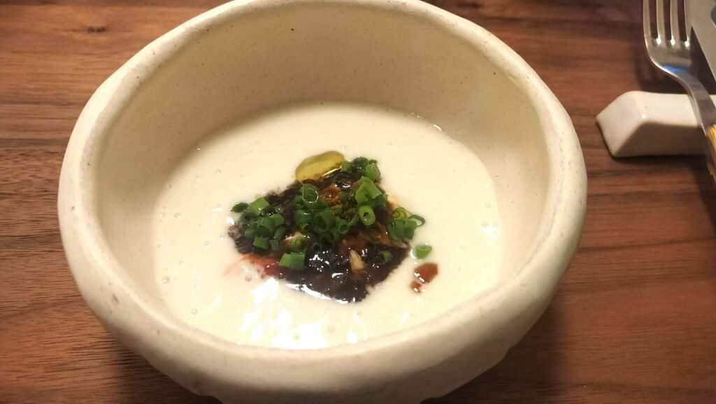 ホワイトアスパラガスのムース 花咲蟹とコンソメジュレ