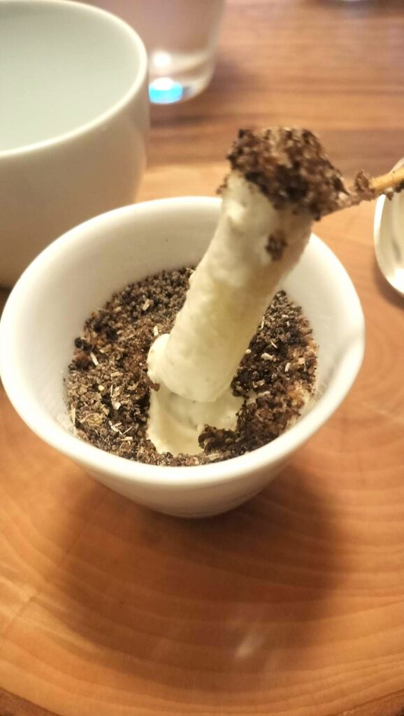 ホワイトアスパラガスの収穫・・・