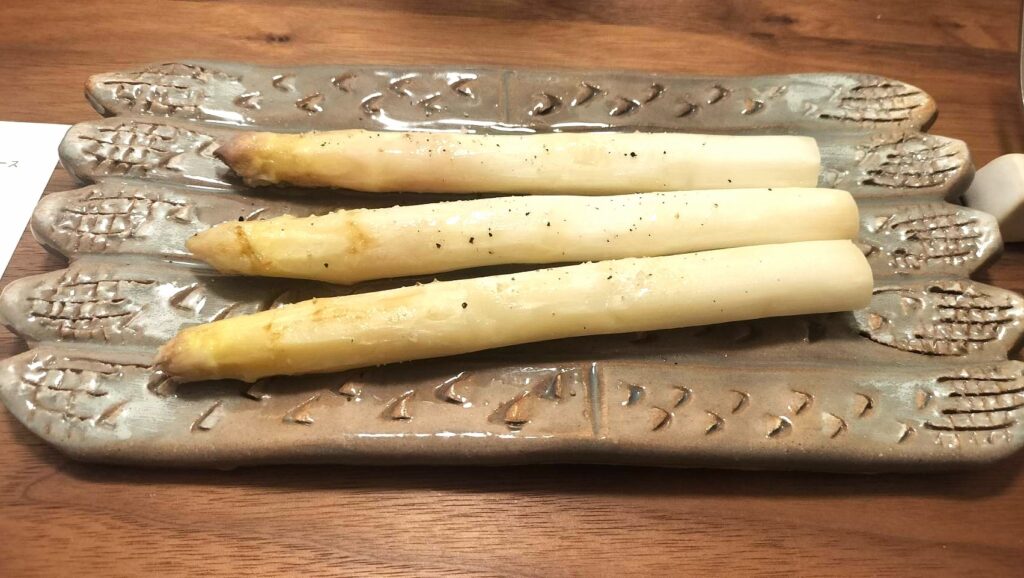 笹で包んだホワイトアスパラガスの塩釜焼き