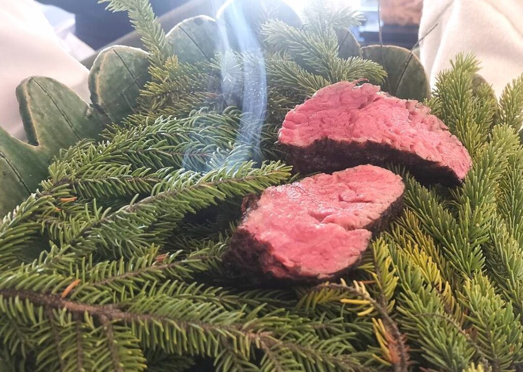 札幌モリエール名物、十勝牛のステーキ 松の燻製