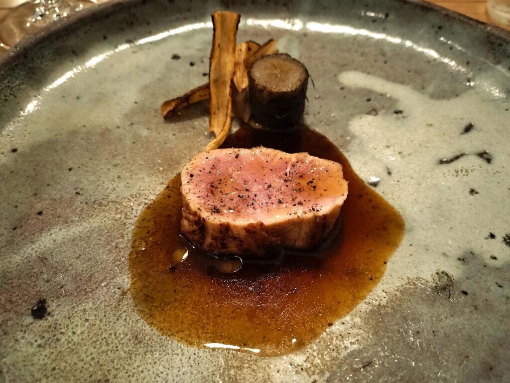 札幌セミーナのメイン、子牛のローストと3種のごぼうの付け合わせ