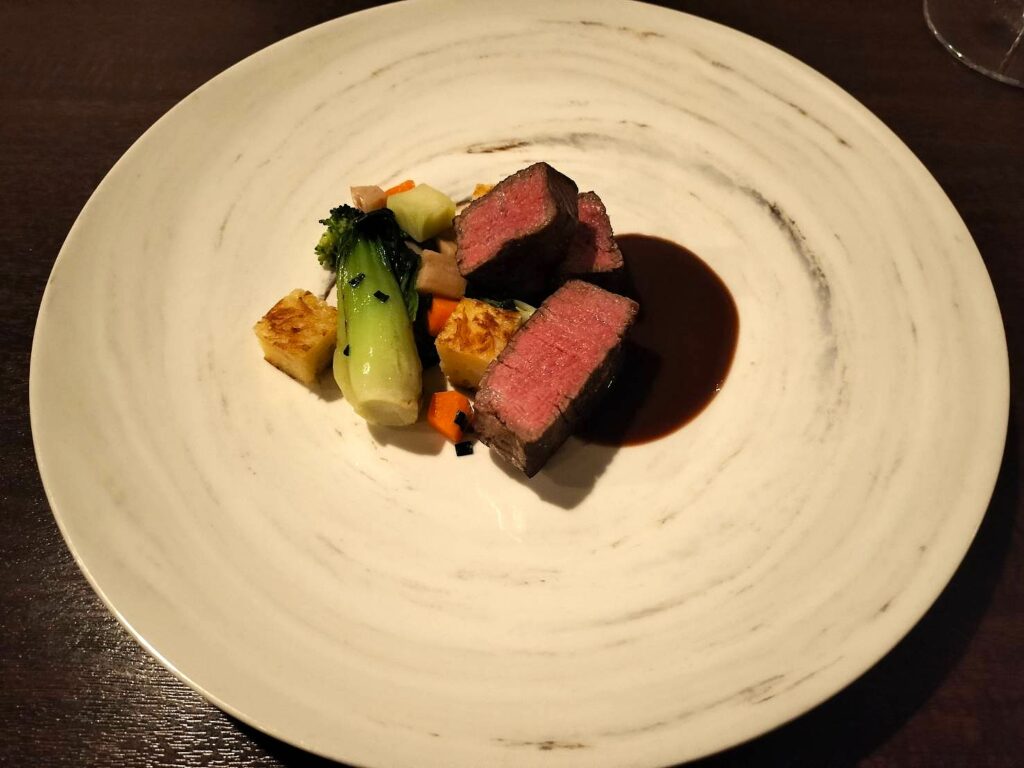 旭川産松ノ山牛のロースト 赤ワインソース