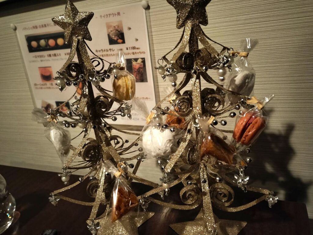 テズのお楽しみの小菓子、マカロンなど