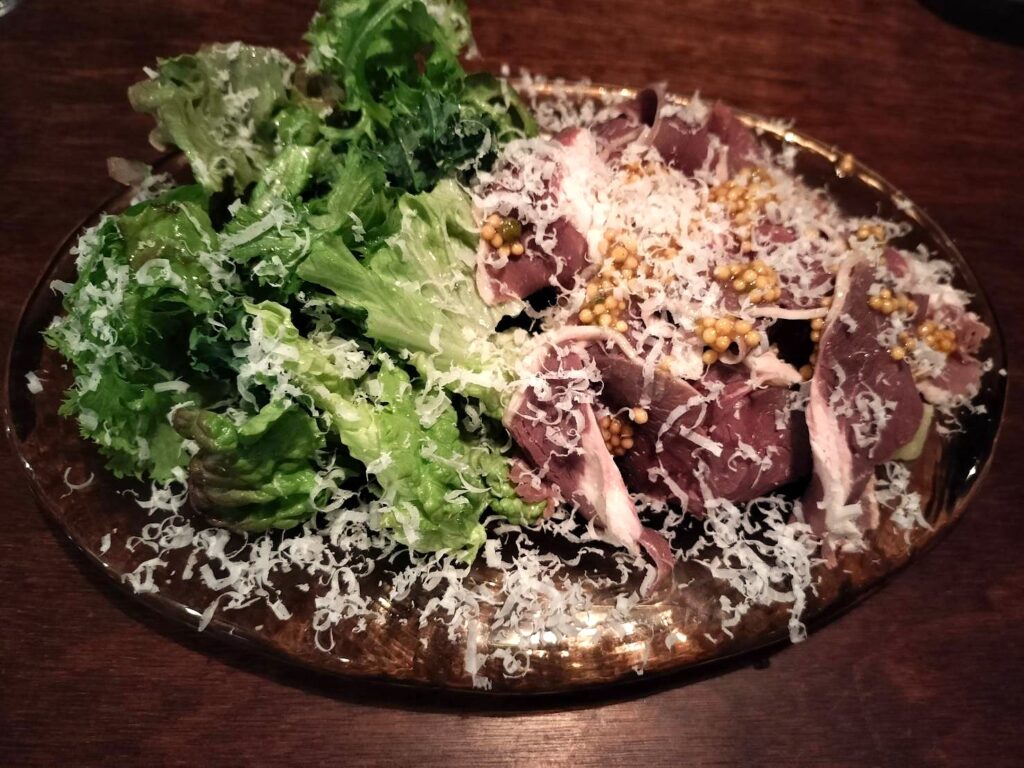 自家製シカハムと北海道産モッツァレラ 葉野菜のサラダ(1,950円)