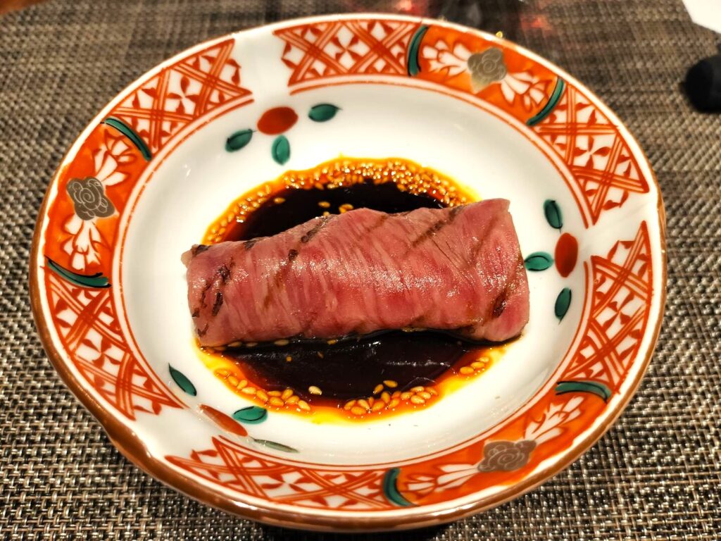 Series(シリーズ)A5山形牛サーロイン よだれ牛 / 春菊 鶏肉 水餃子 / 香港麵 仁淀川山椒