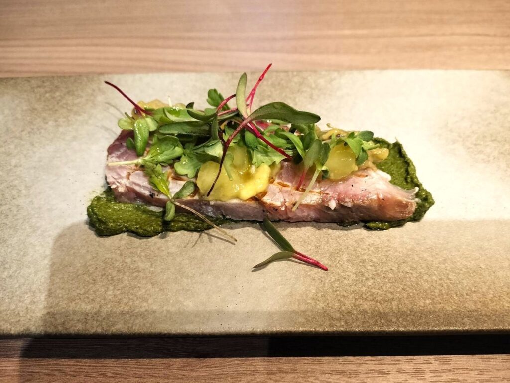 サクラマスの炙り 春菊のサルサベルデ キウイとアボカド乗せ