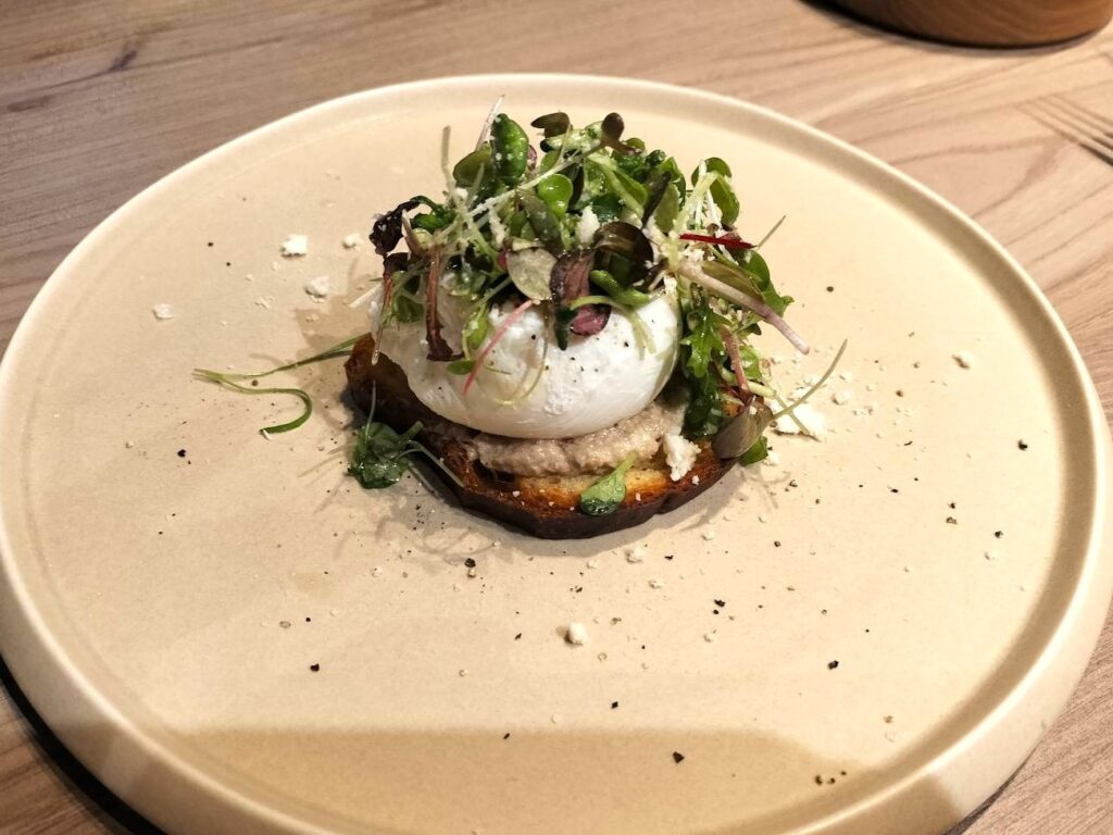 ブリオッシュ、リエット、下川町鶏のポーチドエッグ