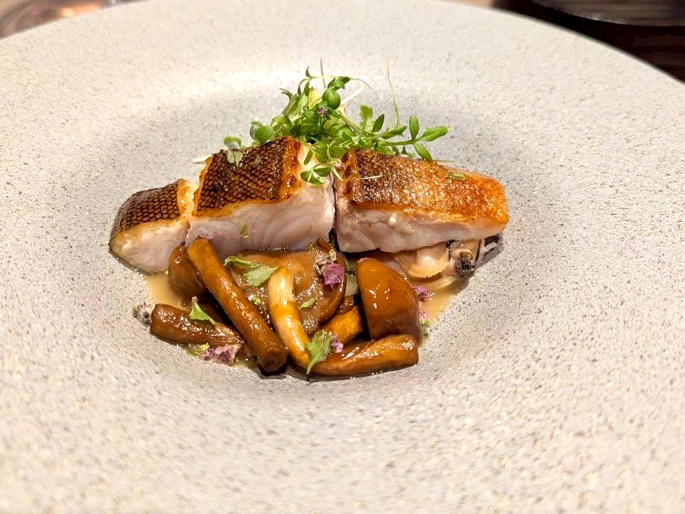 真ホッケのソテー 黄金なめこと蛤 ブロッコリーのピューレ