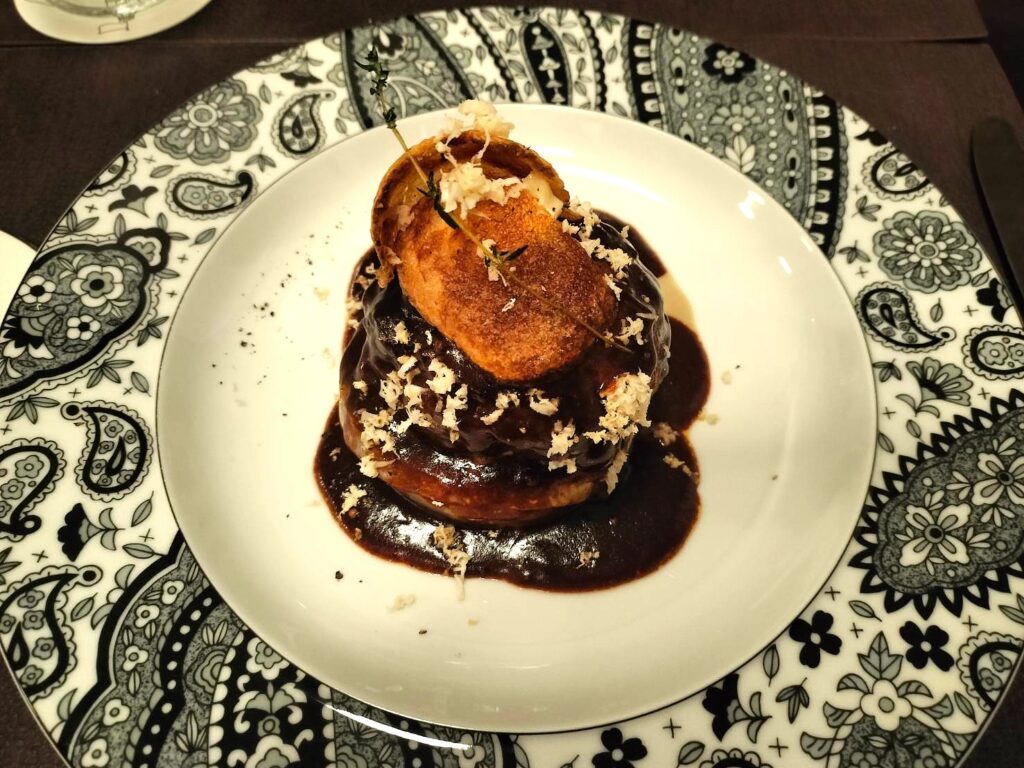 HOUSE.H（ハウスエイチ）蝦夷鹿肉のハンバーグ ハスカップソース（2,480円）