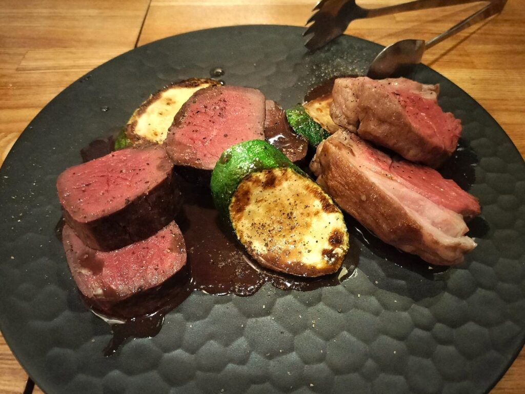 鹿のステーキ／ラムカタロースのステーキ（アラカルト2,500円）