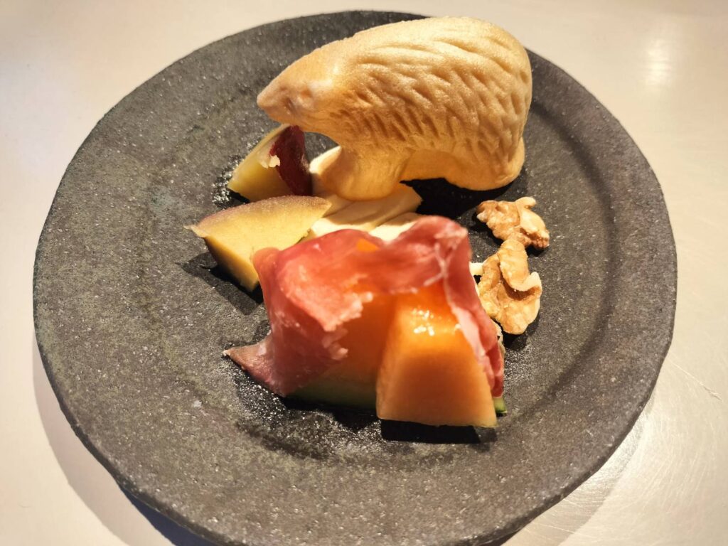 さつまいものの蜜柑煮とフルーツと生ハム