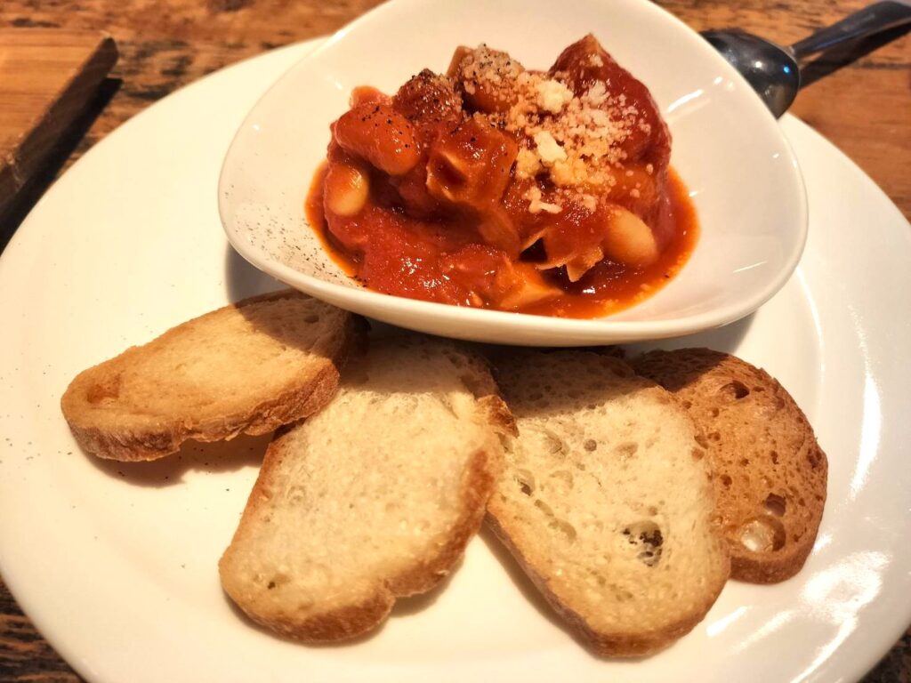 トリッパとお豆のスパイストマト煮込み（930円）