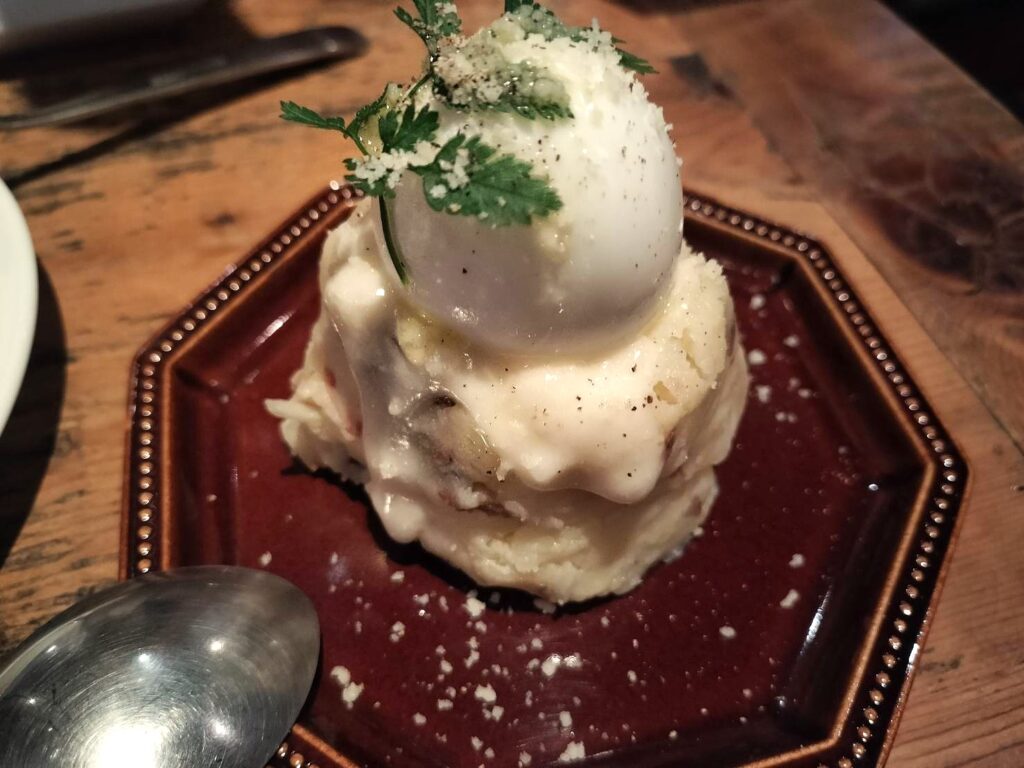 トリュフ薫る半熟卵のポテサラ（880円）