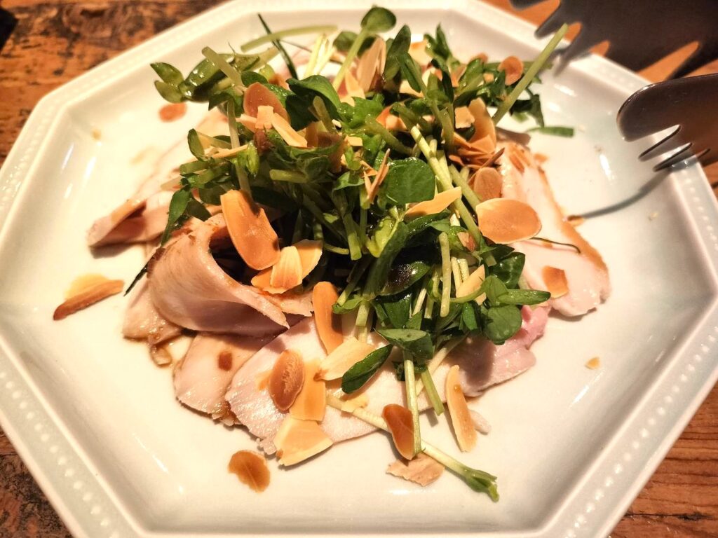 ハーブ香るパンダ流よだれ鶏（880円）