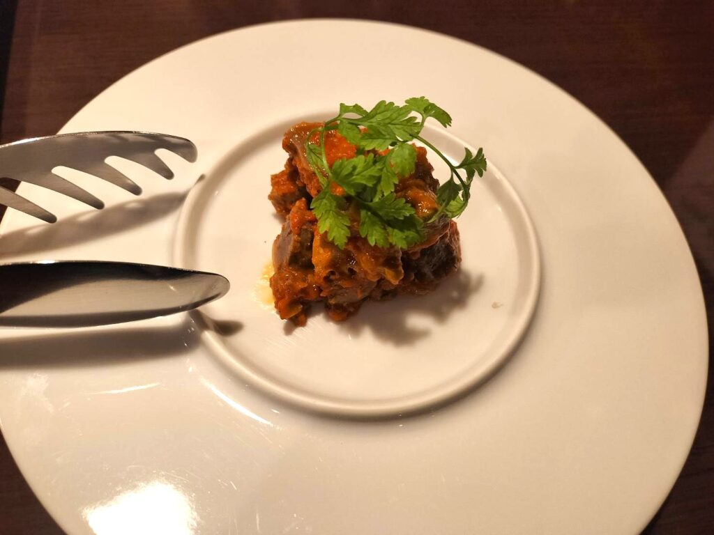 円山カルネ 鶏砂肝のコンフィ 冷製アラビアータ(715円)
