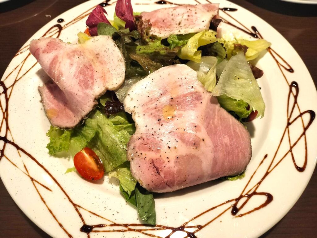 円山カルネ 低温調理のハムを使ったサラダ